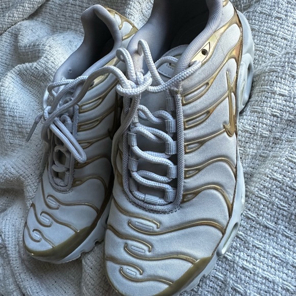 NIKE AIR MAX PLUS WHITE/GOLD - Picture 3 of 8